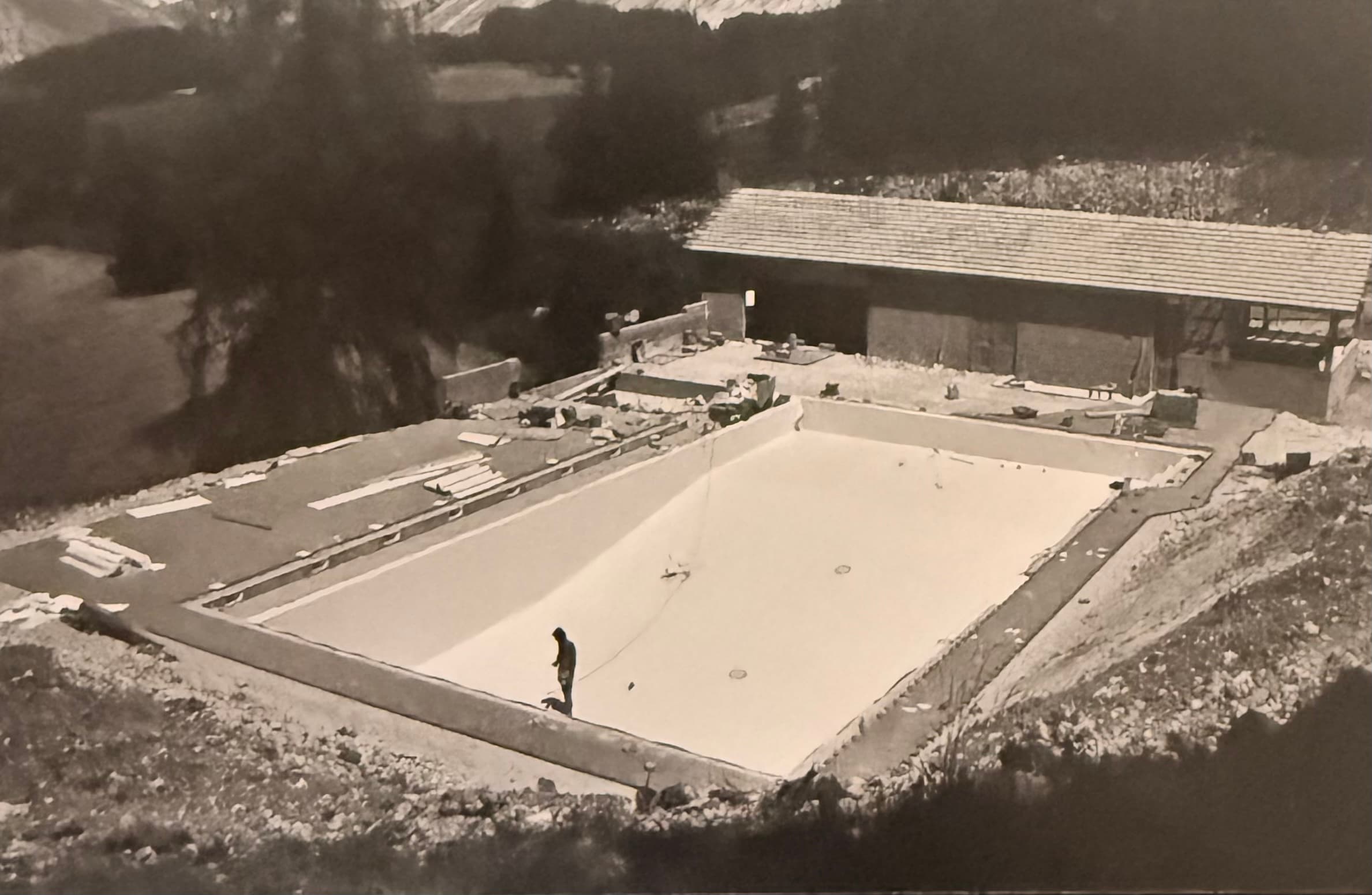Bassin avant pose membrane, paysage de collines, années 1980