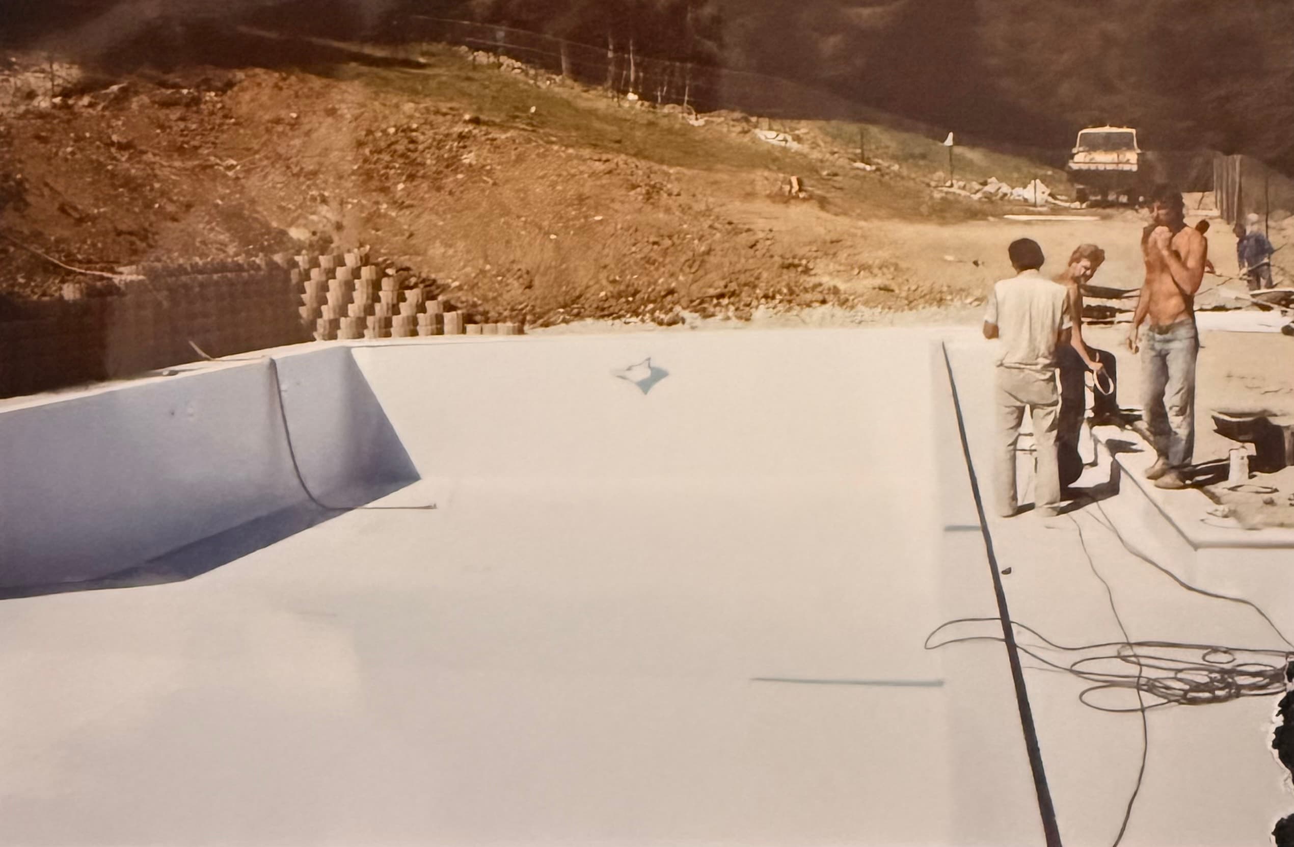 Chantier rural avec équipe et matériel, années 1980