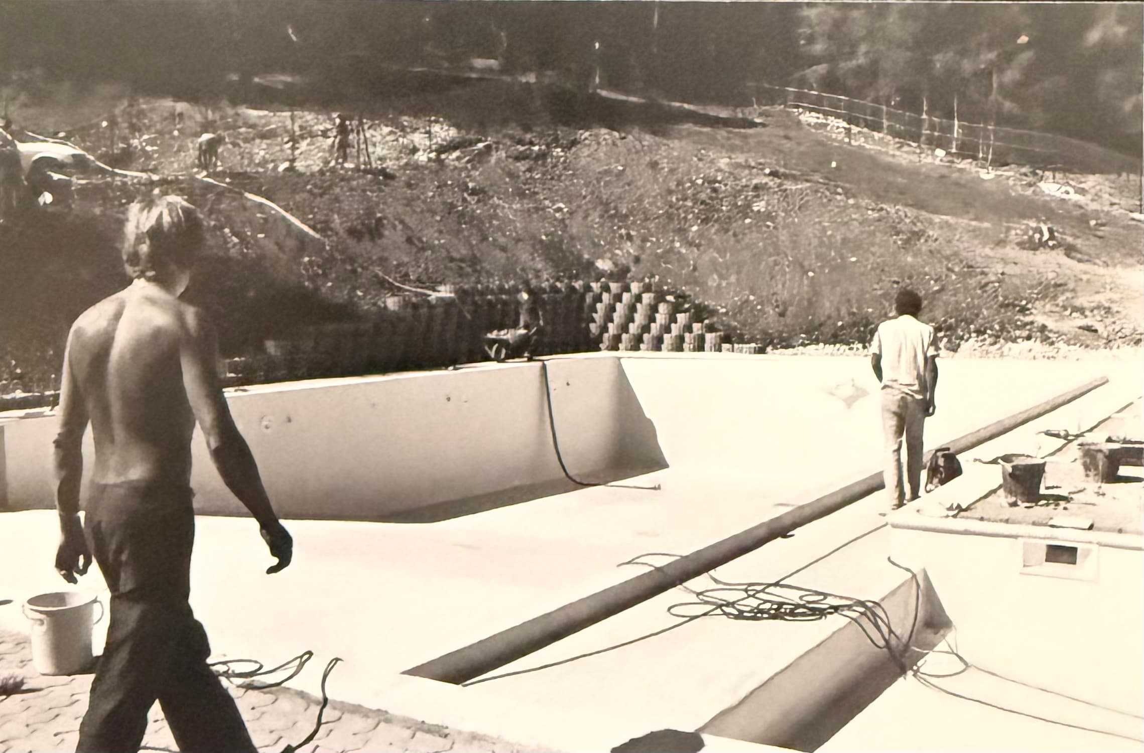 Deux poseurs en plein chantier, geste et mouvement, années 70/80