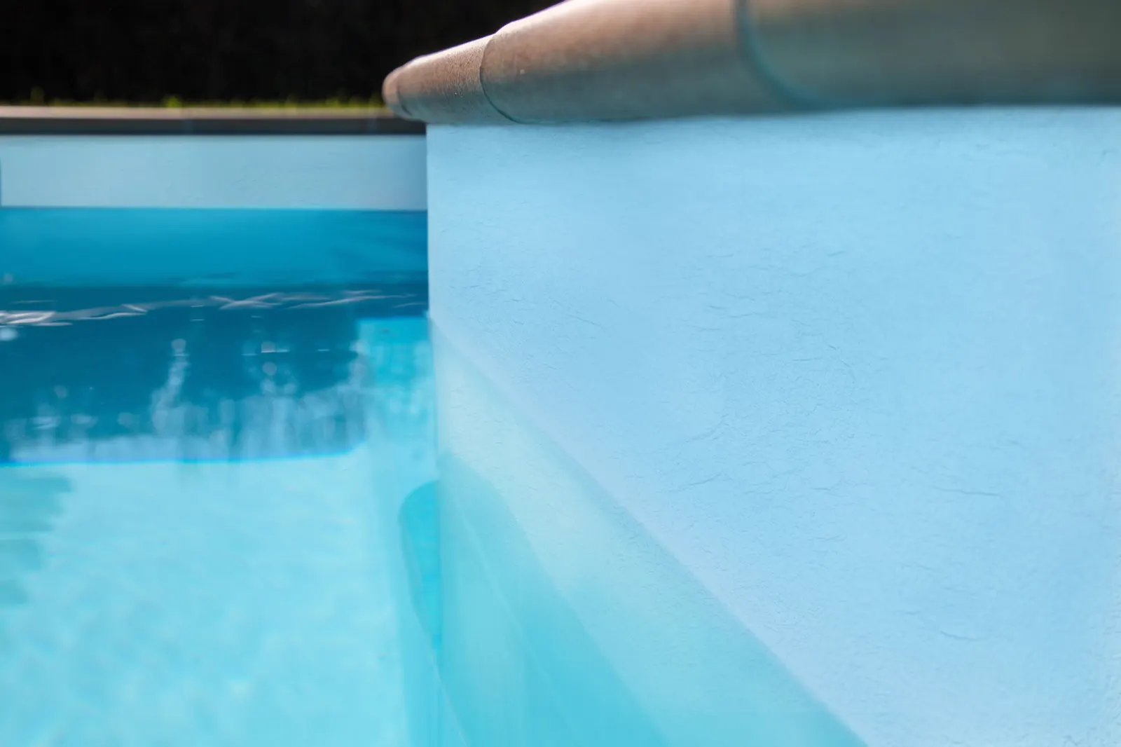 Piscine équipée de la membrane Alkorplan Relief, coloris Bleu clair
