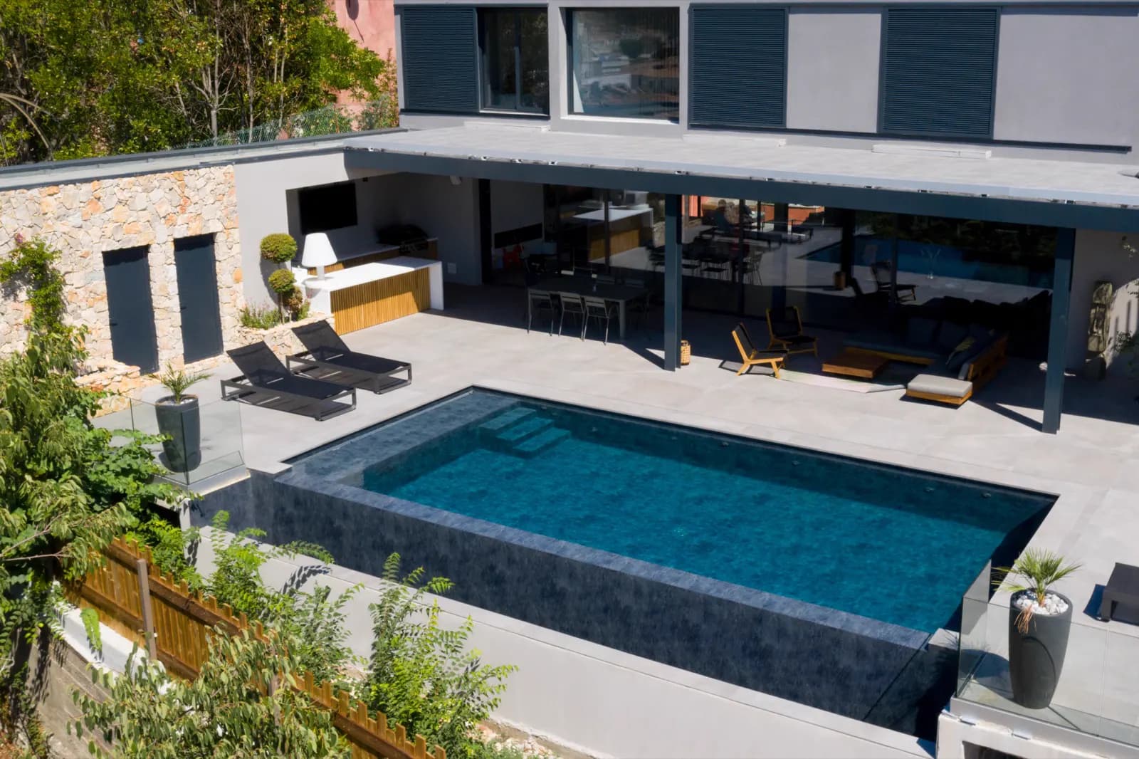 Piscine revêtue en membrane Alkorplan Touch Elegance — reflets d'eau sur texture ardoise