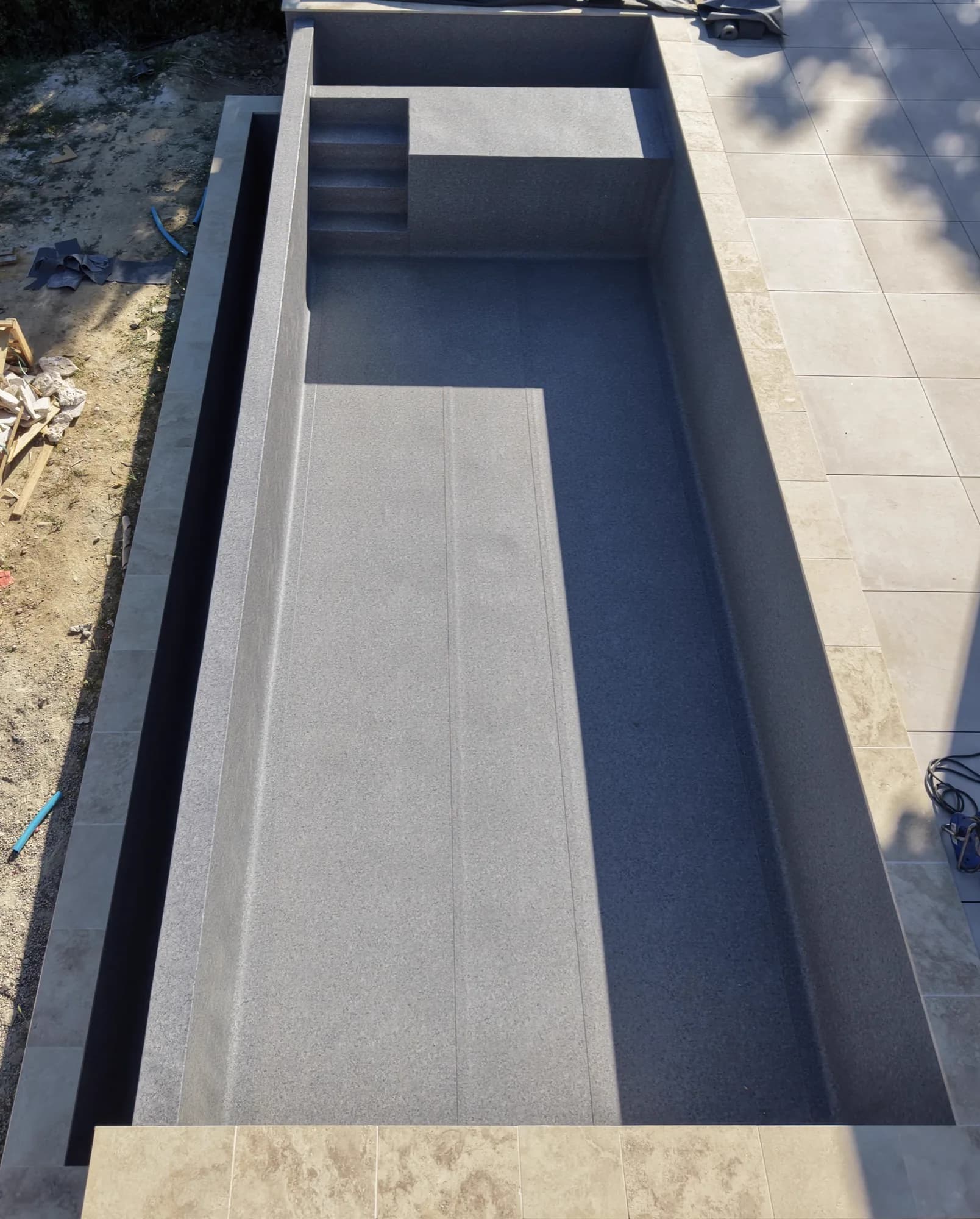 Piscine à débordement de 13 mètres vue du ciel, ligne de débordement au cordeau