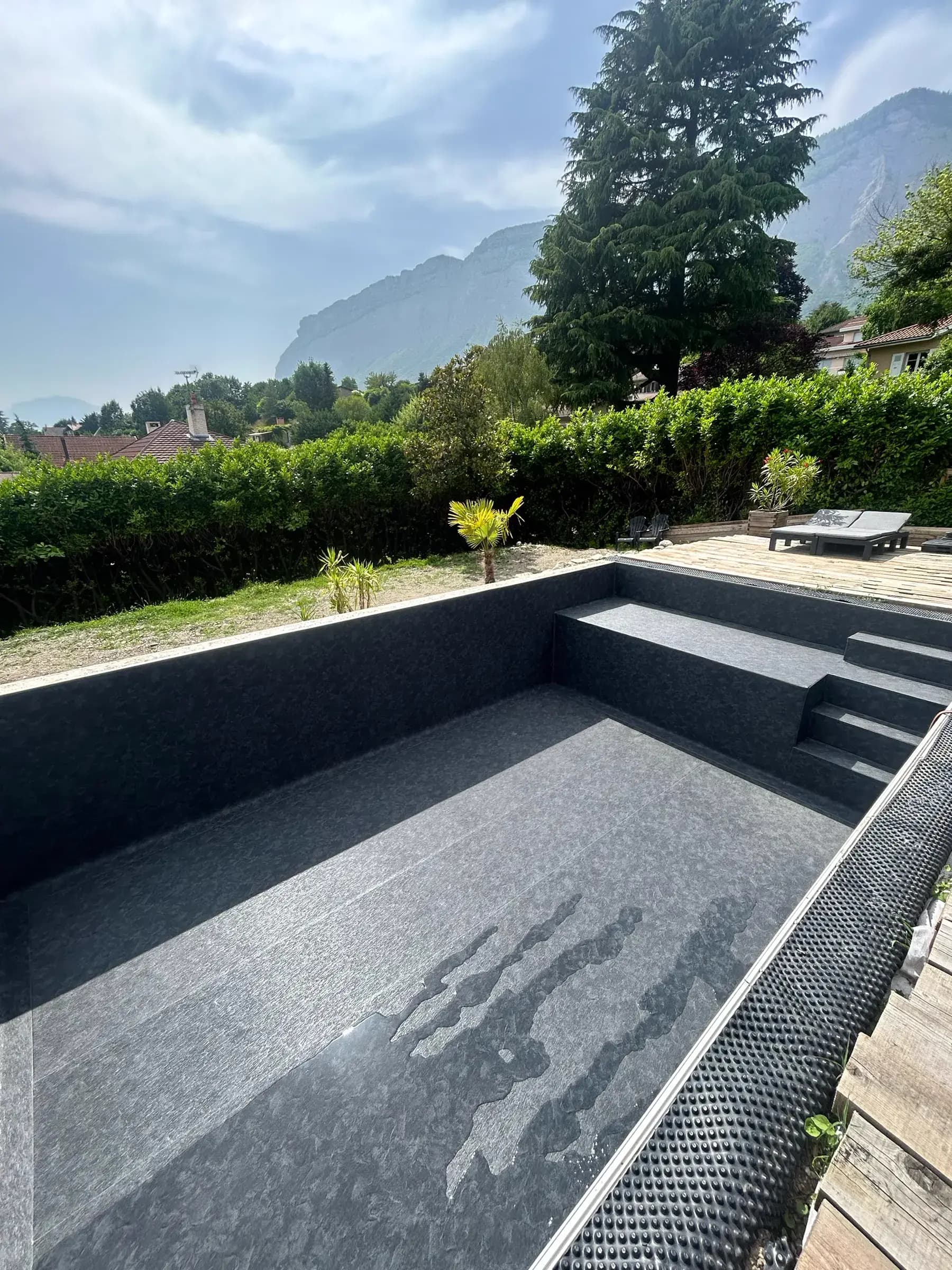 Villa sur coteau — Élégance anthracite