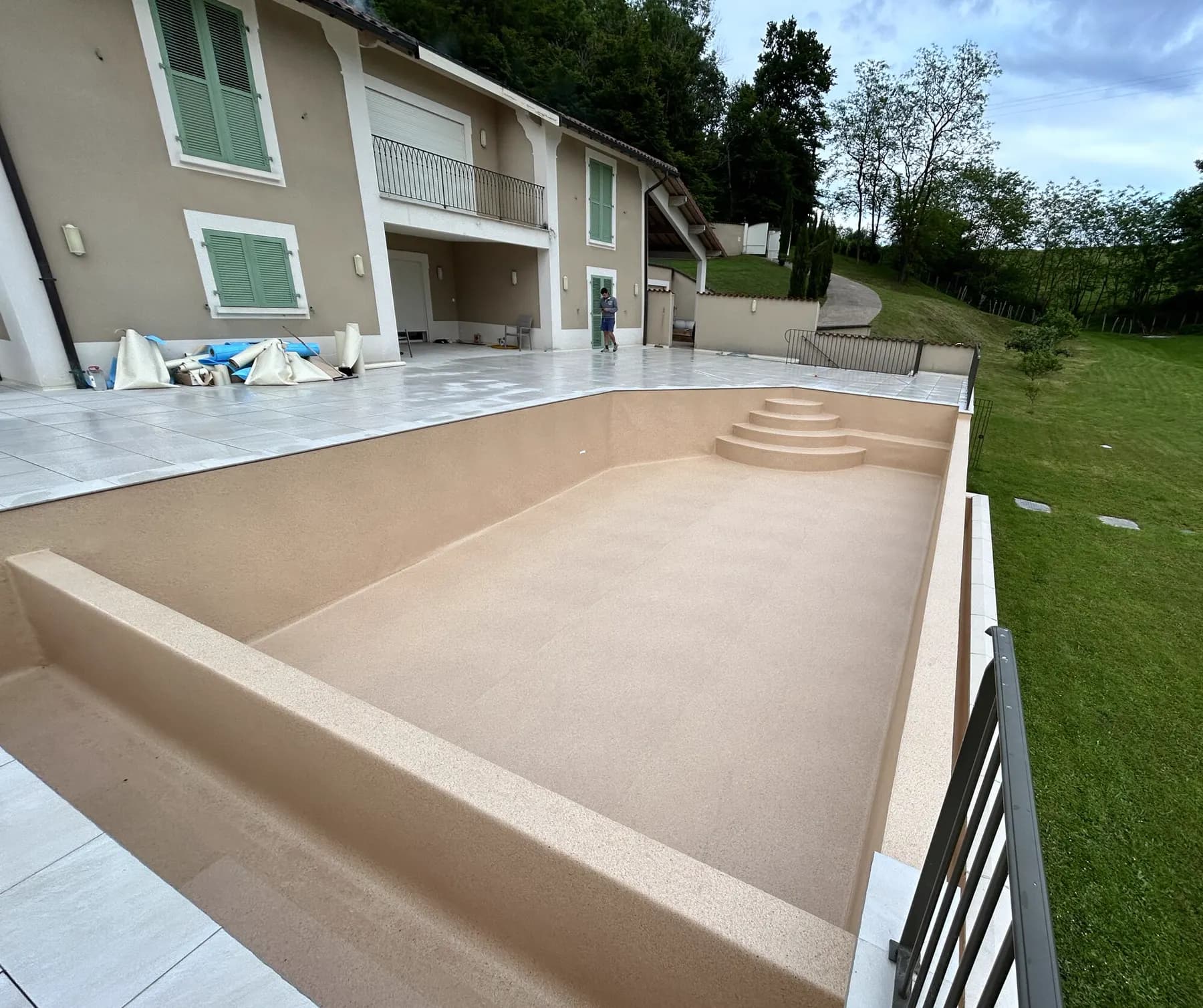 Chantier de pose de PVC armé sur piscine architecturale